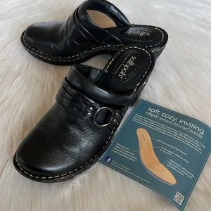 Soft spots black clog with strap detail in size 7.5